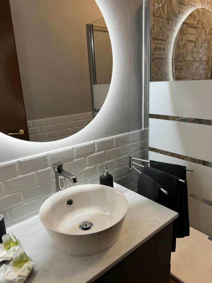 Stylish Apartment 3 Km Away From Duomo - Netflix, Wi-Fi, All Comforts Included มิลาน ภายนอก รูปภาพ